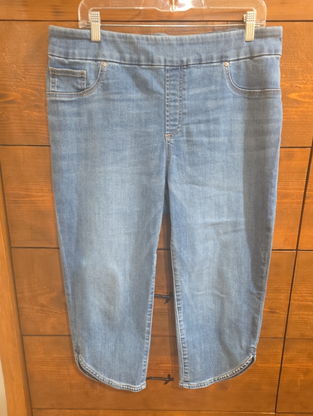 Chico’s Pull-On Capri  Size 2 US 12 Light Wash Ankle Tulip Hem Stretch Denim